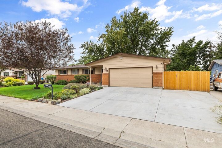 Property Photo:  3335 N Manchester St  ID 83704 