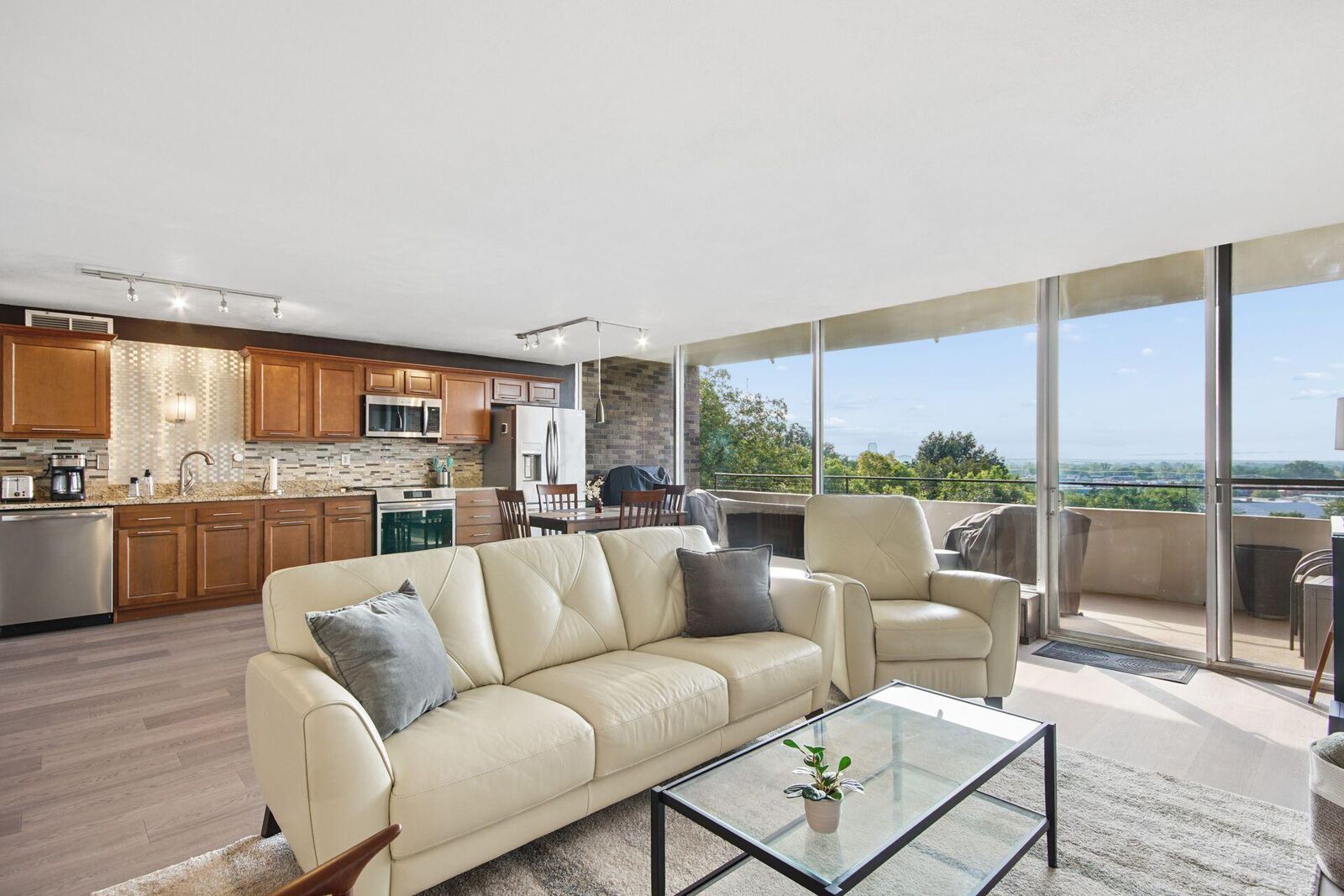 Property Photo: 1000 Urlin Avenue OH 43212
