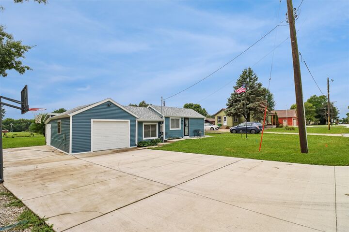Property Photo: 6455 NE 5th Avenue IA 50327