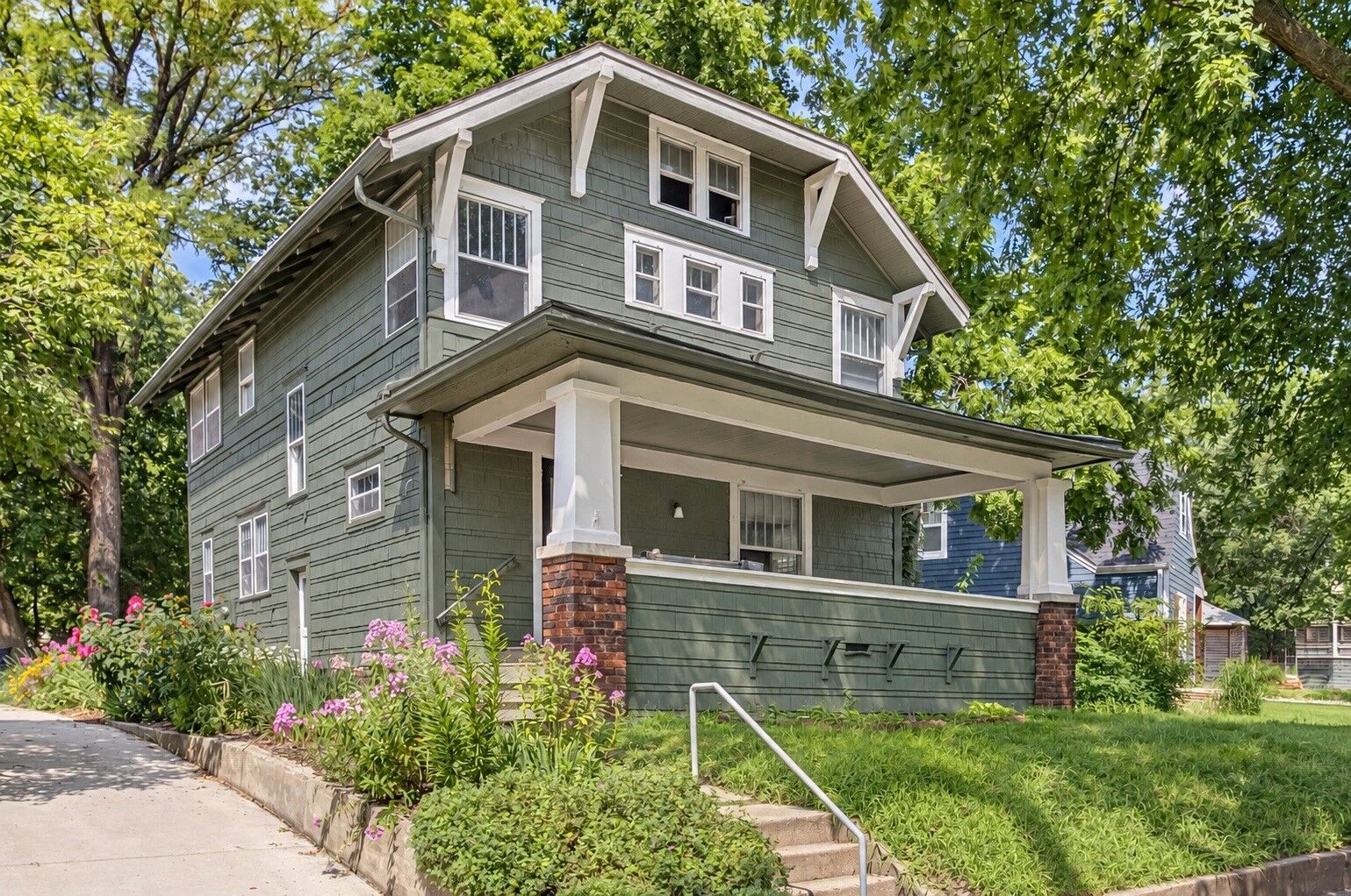 Property Photo: 919 Ridgewood Avenue IA 50010