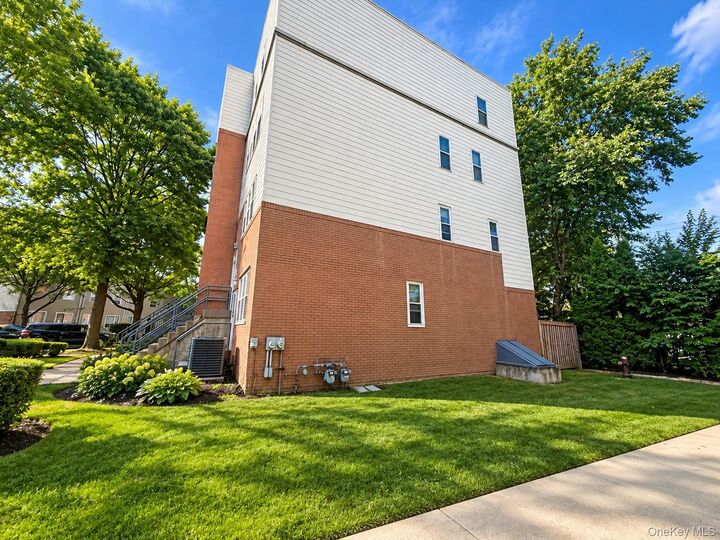Property Photo:  200 Neptune Court 6200C  NY 10473 
