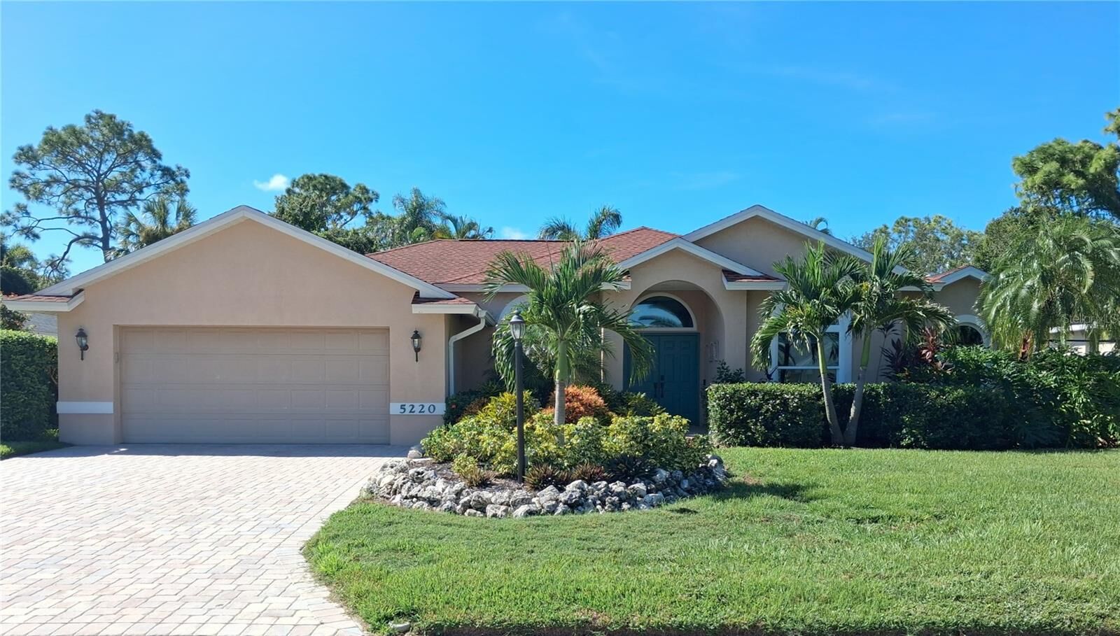 Property Photo: 5220 Sunnydale Circle S FL 34233