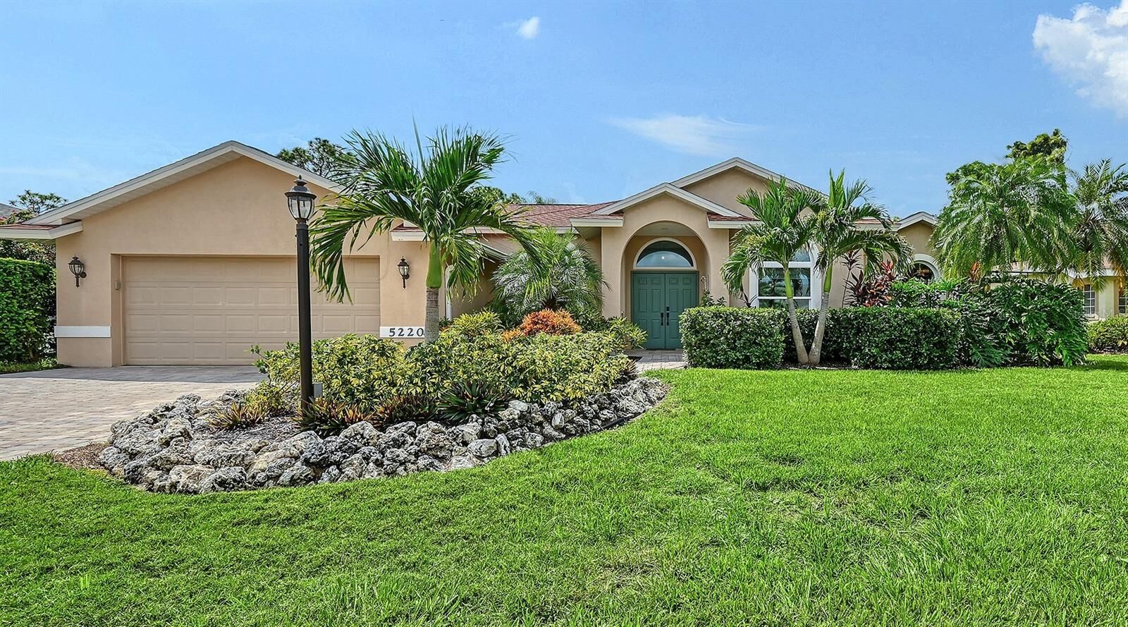 Property Photo:  5220 Sunnydale Circle S  FL 34233 