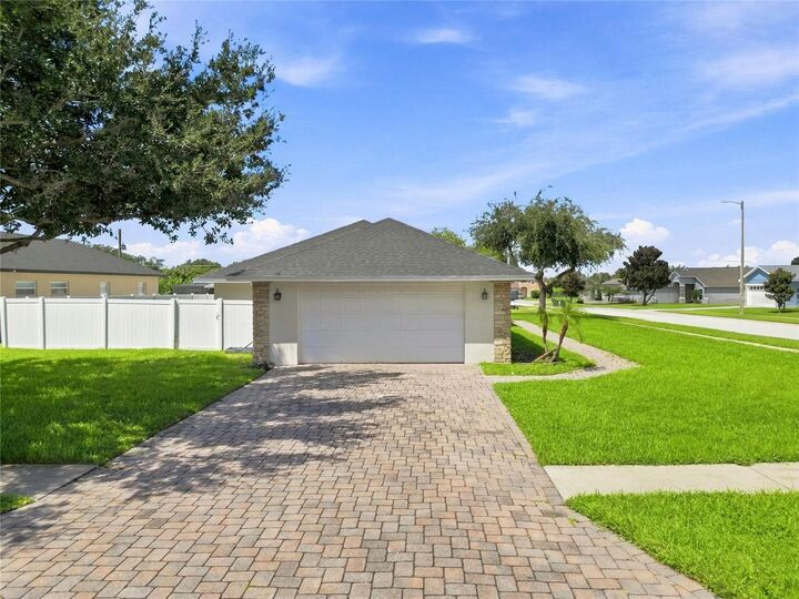 Property Photo: 304 Bentley Oaks Boulevard FL 33823