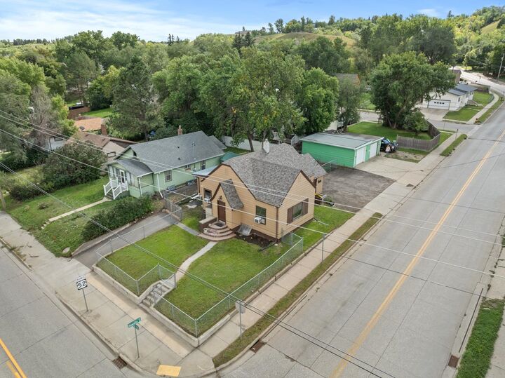 Property Photo:  1002 Valley St  ND 58701 