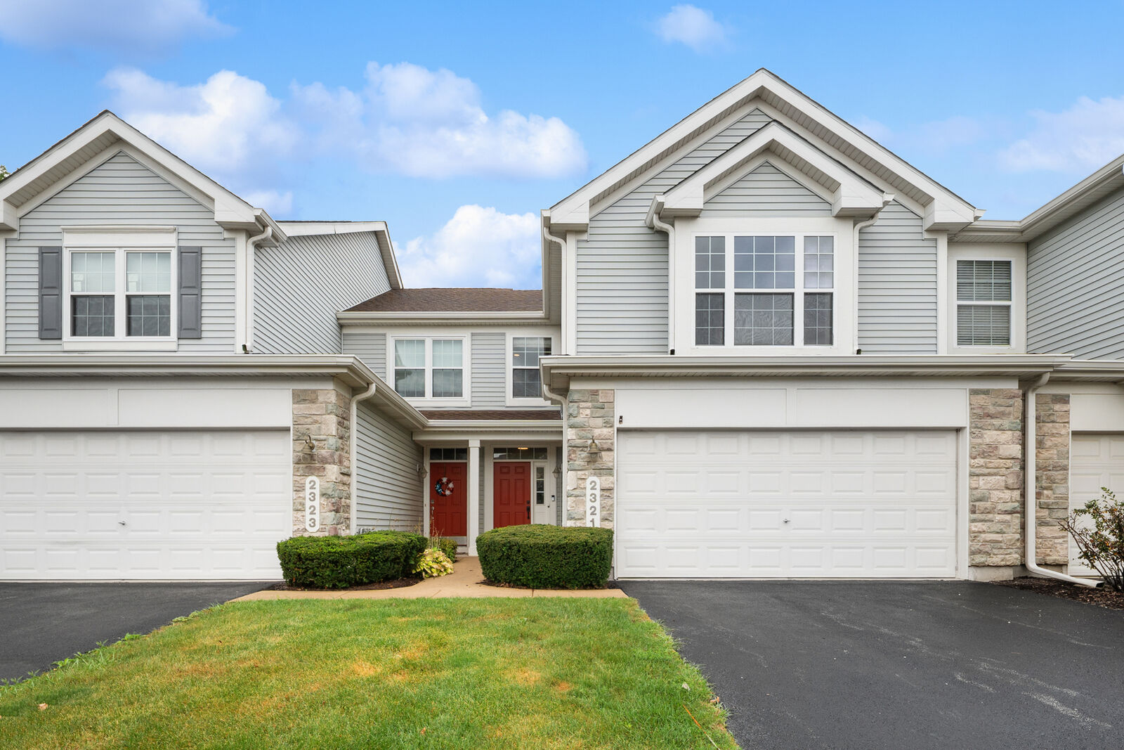Property Photo: 2321 Georgetown Circle 2321 IL 60503