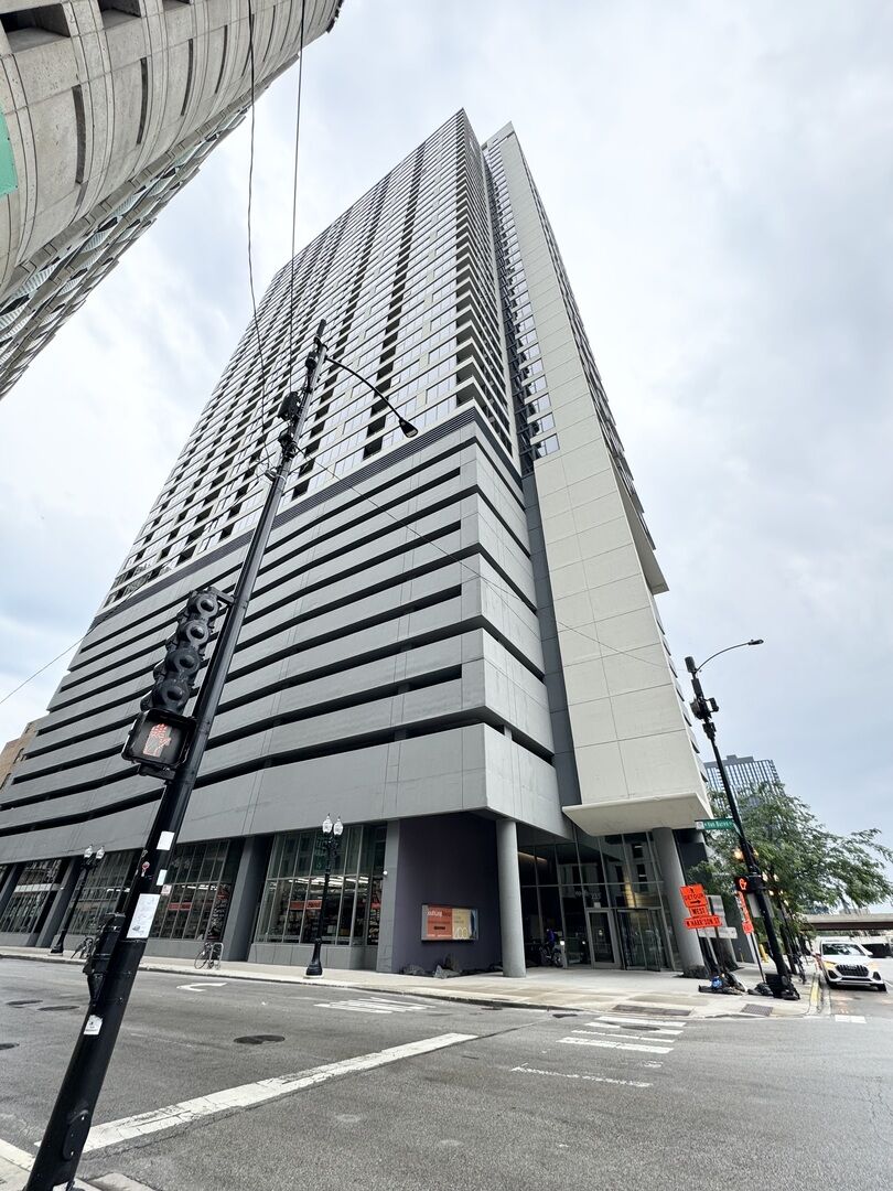 Property Photo: 235 W Van Buren Street 2819 IL 60607