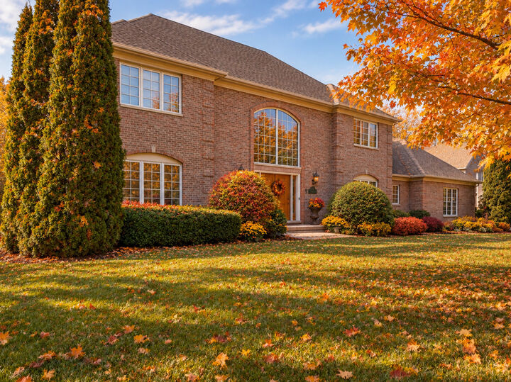 Property Photo:  130 N Buckingham Drive  IL 60554 