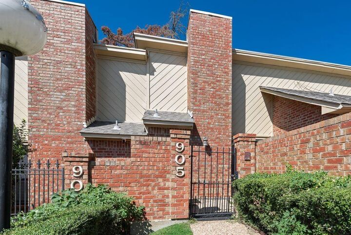 Property Photo:  905 Cedarland Boulevard  TX 76011 