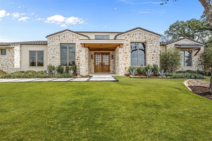 Property Photo: 8041 Encanto Way TX 76020