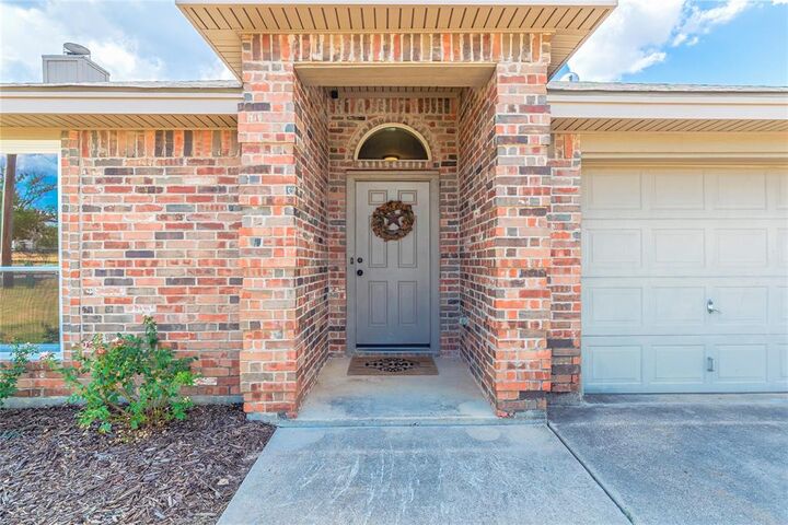 Property Photo:  521 N Avenue Avenue E  TX 76082 