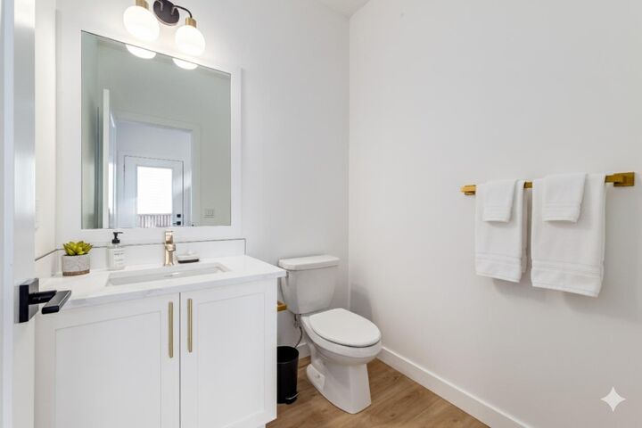 Property Photo:  2520 21 Avenue SW  AB T3E 0H3 