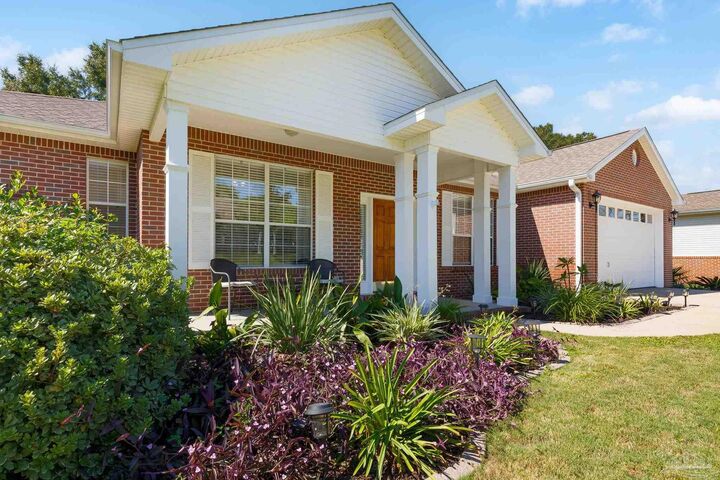 Property Photo:  601 W Lynn Brk  FL 32539 