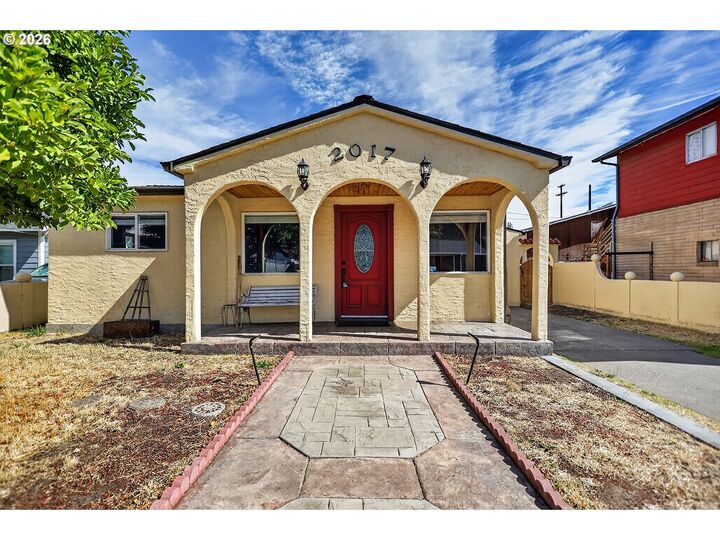 Property Photo: 2017 W 9th Pl OR 97058