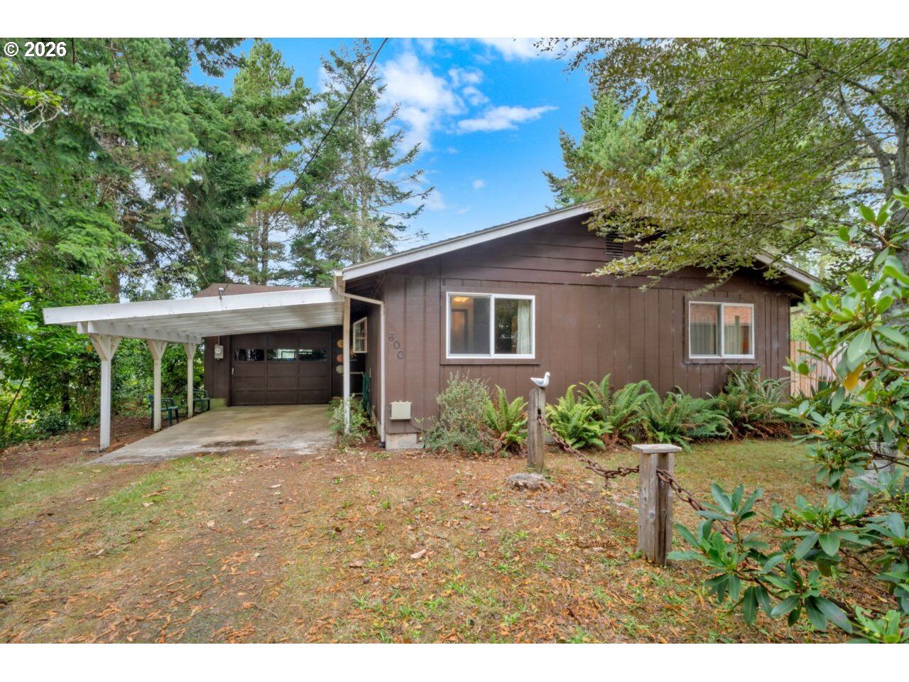 Property Photo: 600 Queens Ct OR 97449