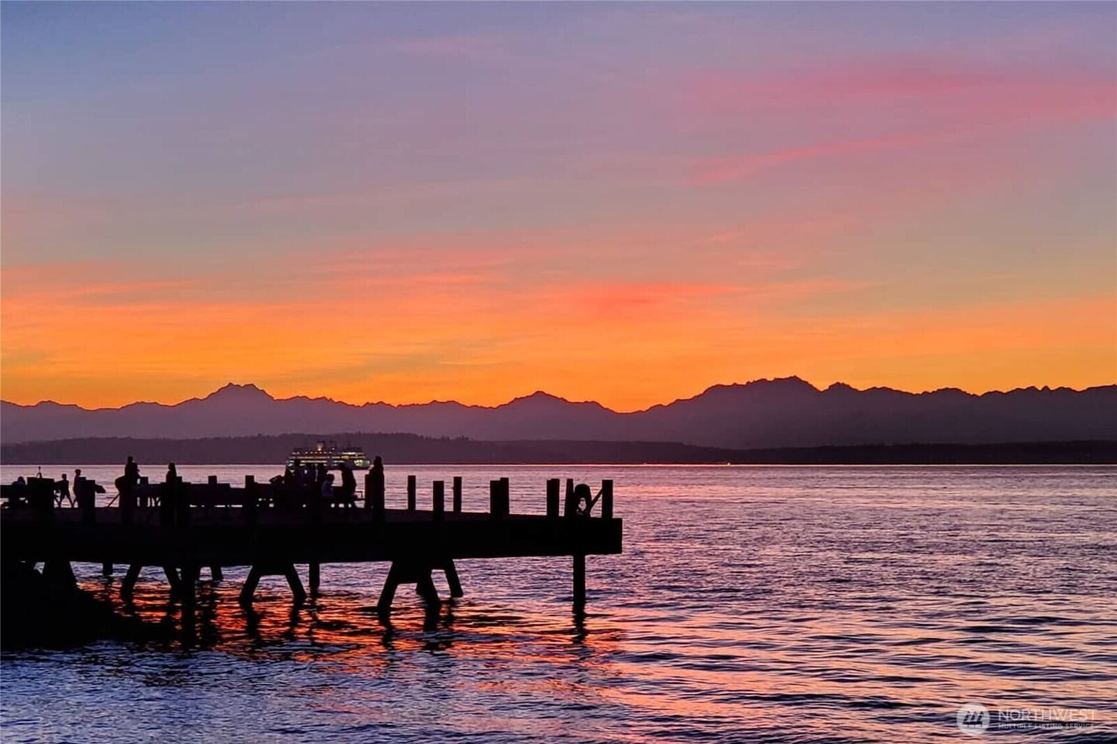 Property Photo:  1374  Alki Avenue SW 400  WA 98116 