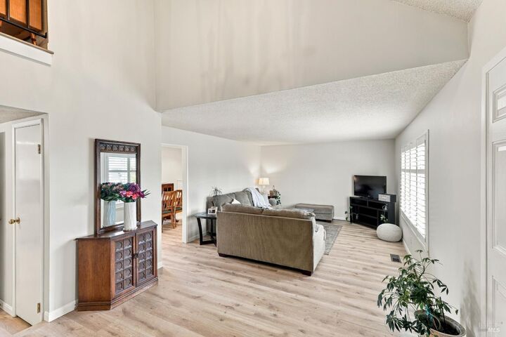 Property Photo:  17 Eastside Circle  CA 94954 