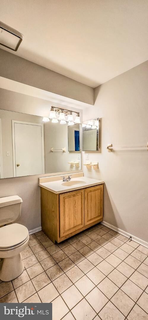 Property Photo:  1404 Saxony Drive B  NJ 08054 