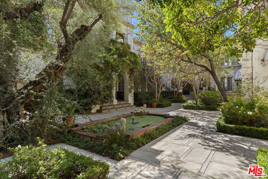Property Photo:  450 N Sycamore Ave, Unit 4  CA 90036 