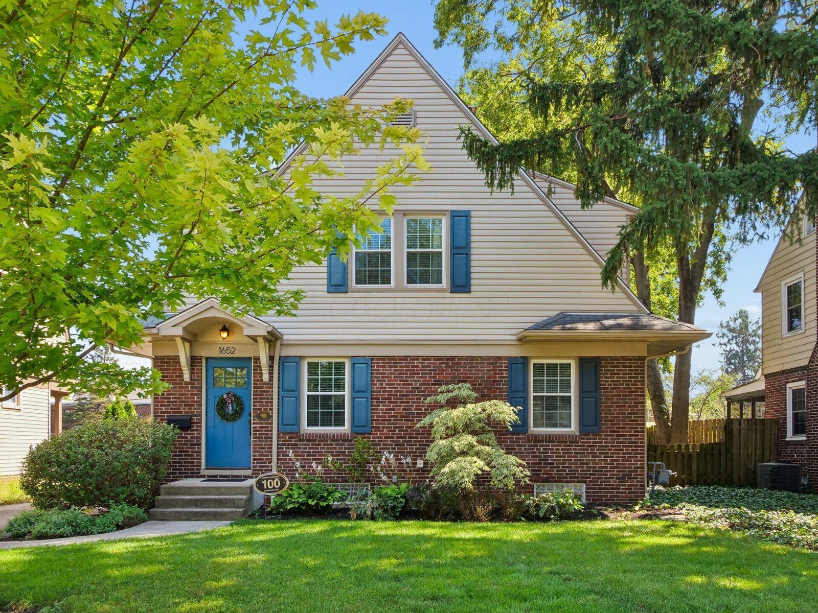 Property Photo:  1652 Andover Road  OH 43212 