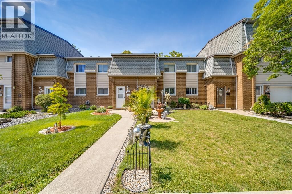 Property Photo: 2629 Vine Court 54 ON N8T 2X4