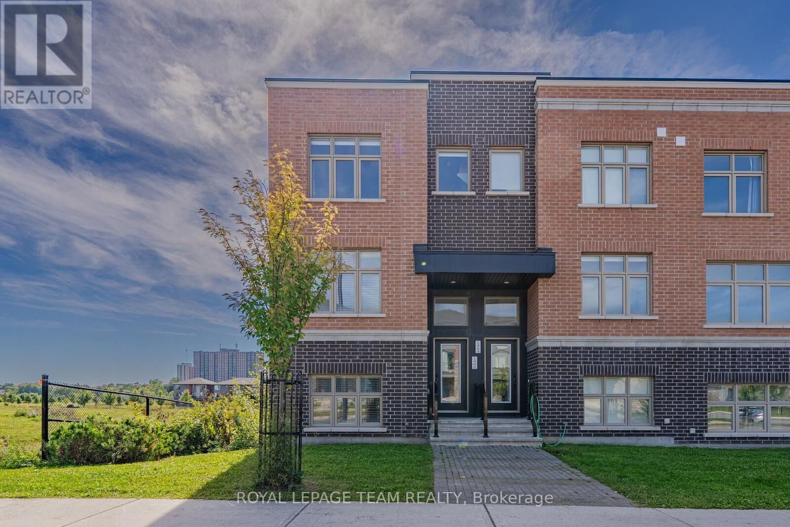 Property Photo:  1466 Hemlock Road  ON K1K 4Z8 