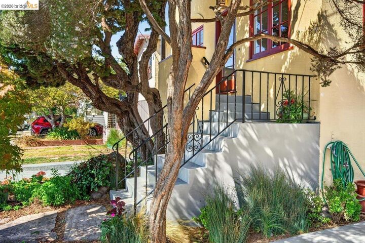 Property Photo: 935 Evelyn Ave CA 94706
