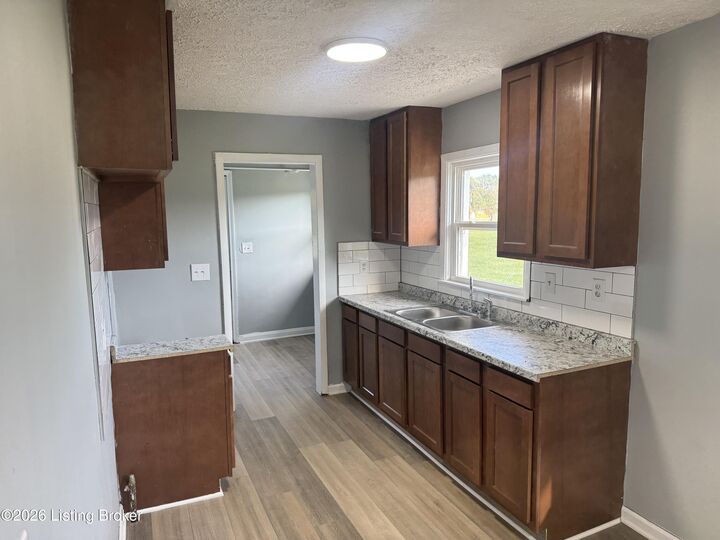 Property Photo: 6107 Oakdale Ln KY 40219