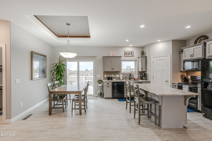 Property Photo:  707 Walter Way  ND 58503 