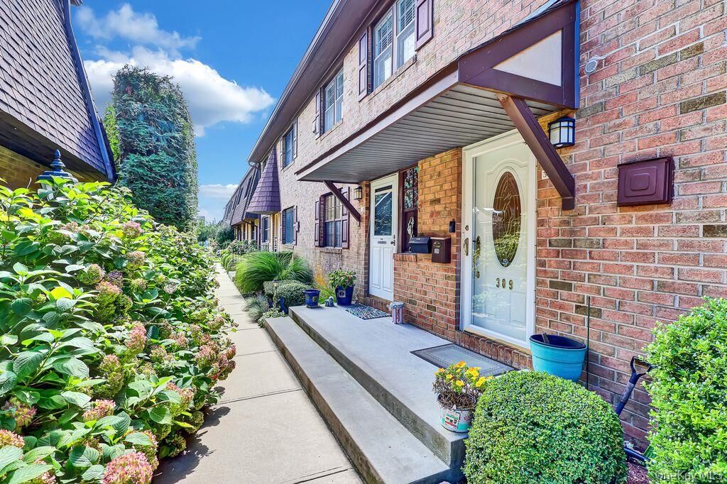 Property Photo:  309 Mariners Way  NY 11726 