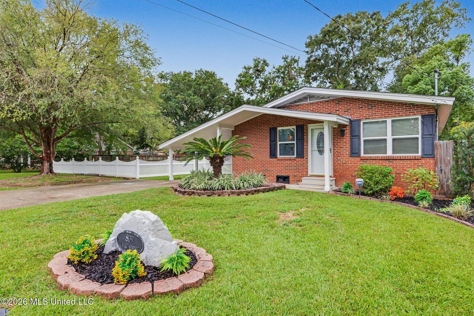 Property Photo: 809 Canal Street MS 39567