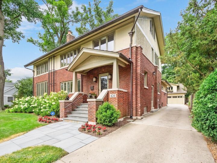 Property Photo: 424 Blackstone Avenue IL 60525