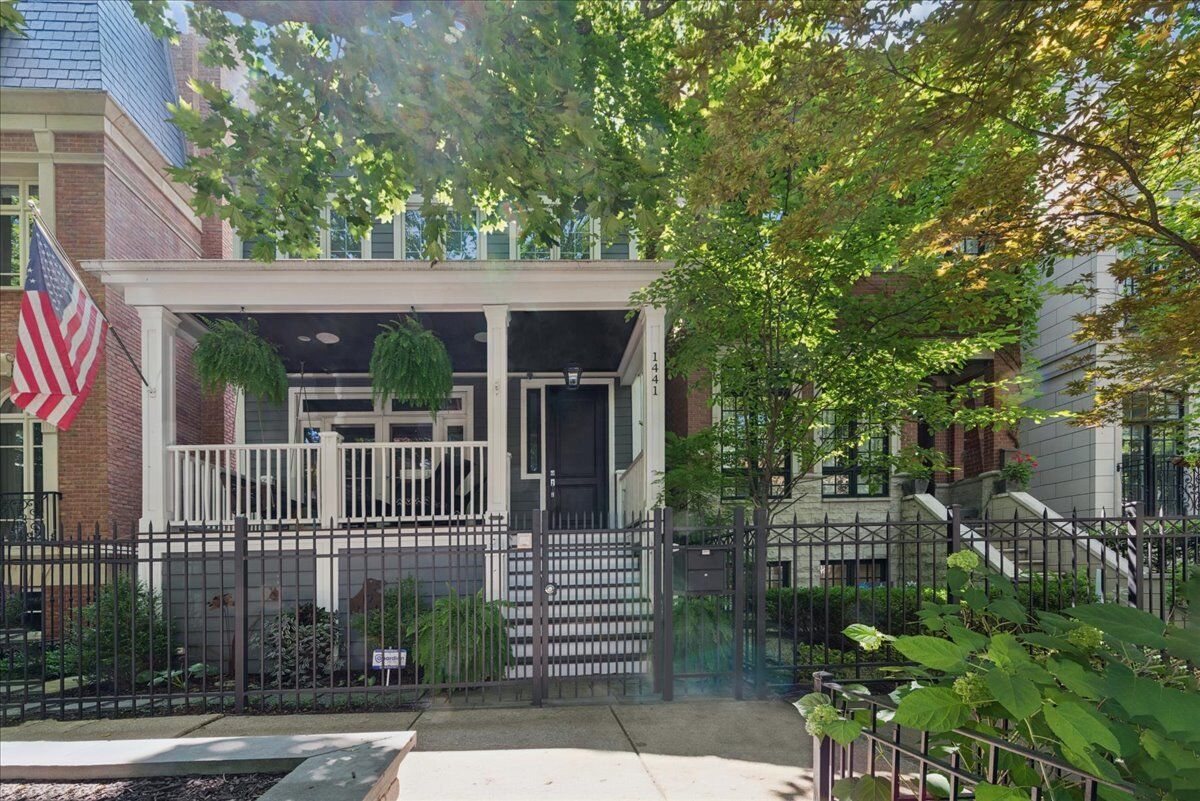 Property Photo:  1441 W Wolfram Garden  IL 60657 
