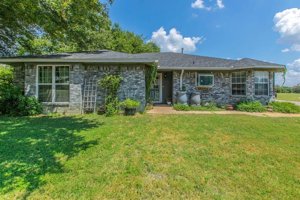 Property Photo:  1936 Post Oak Drive  TX 76705 