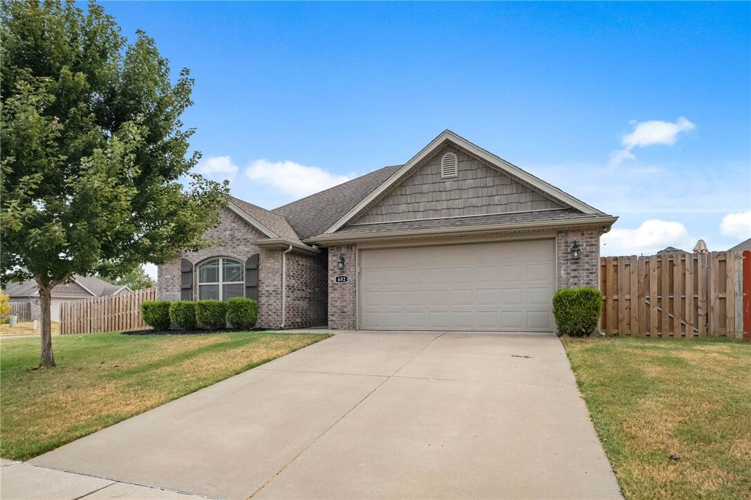 Property Photo:  402 W Laurel Avenue  AR 72758 