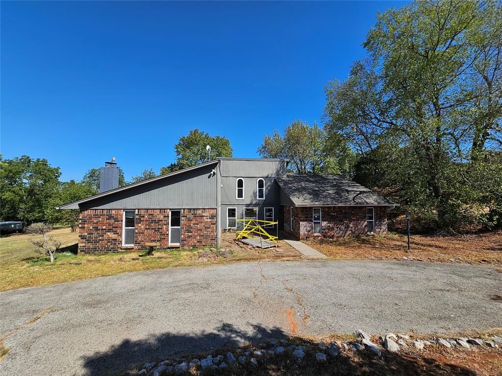 Property Photo: 9811 Brush Creek Road OK 73026