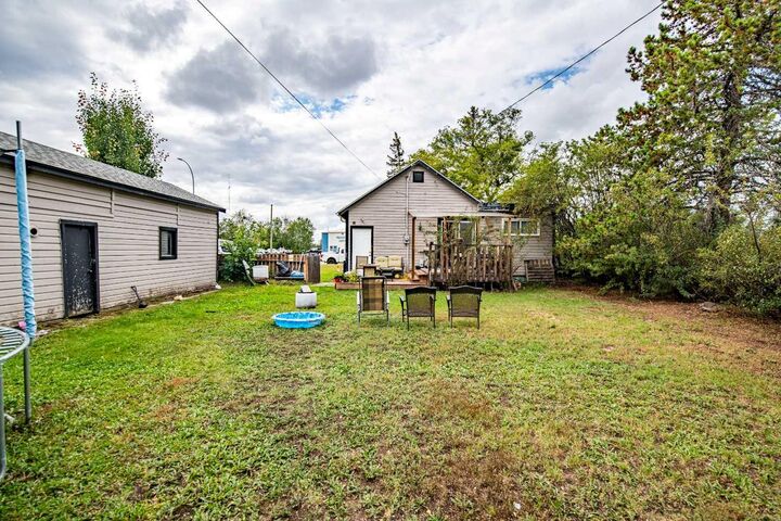 Property Photo:  5107 Broadway Avenue  AB T0M 0J0 