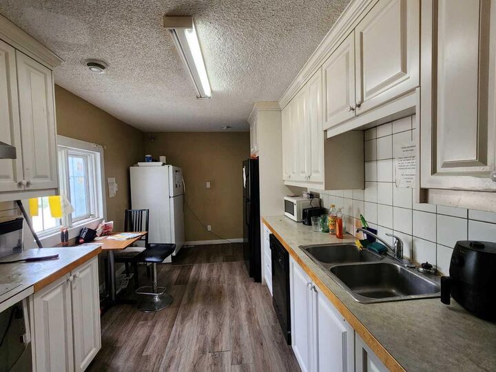Property Photo: 401 22 Avenue NE AB T2E 1T8