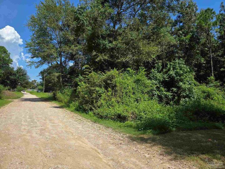 Property Photo:  900 Forehand Ln  FL 32533 
