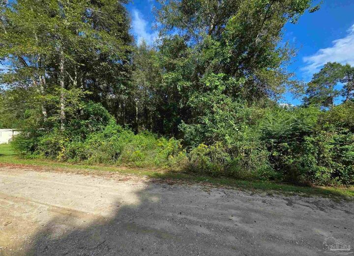 Property Photo:  900 Forehand Ln  FL 32533 