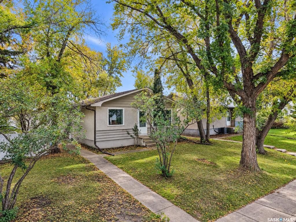 Property Photo:  1399 6th Street E  SK S6V 0R1 