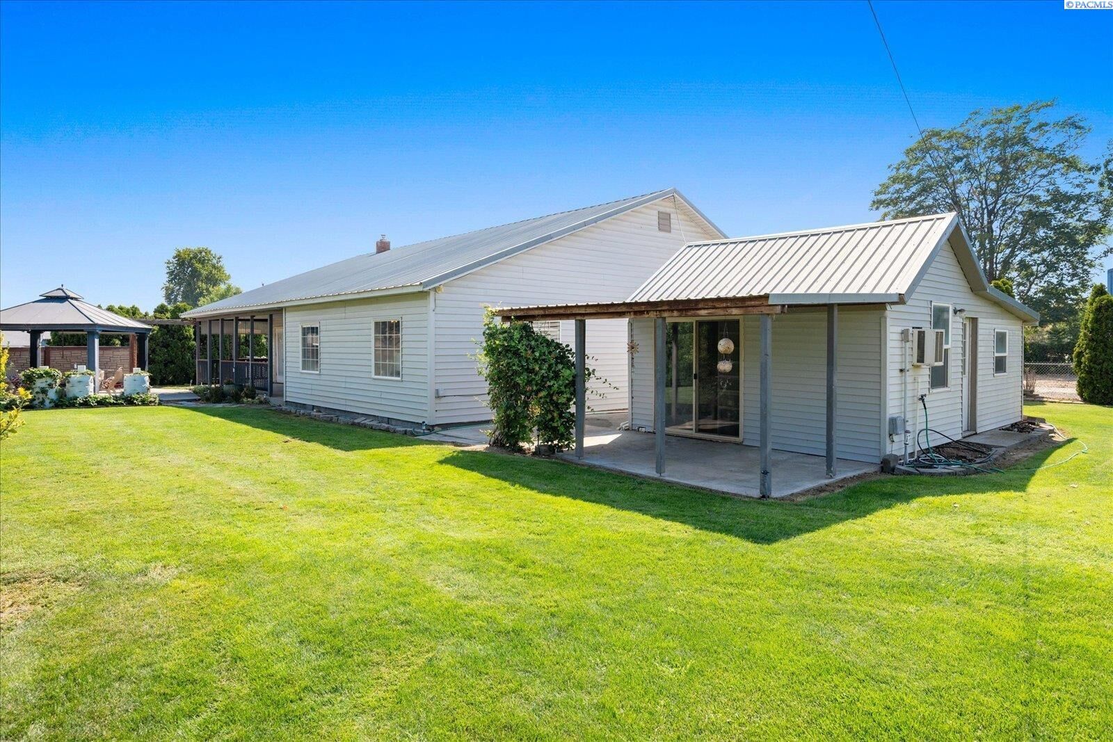 Property Photo: 1104 Rd 40 WA 99301