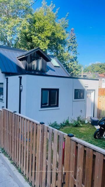 Property Photo:  208 Woodbine Avenue  ON M4L 3P2 