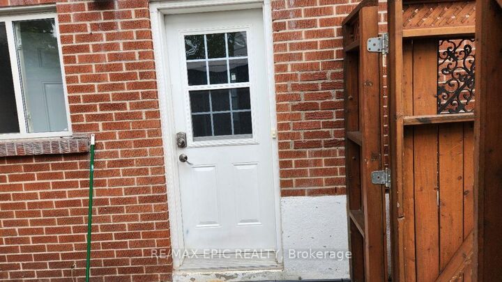 Property Photo:  3389 Kelowna Court  ON L5C 2E5 