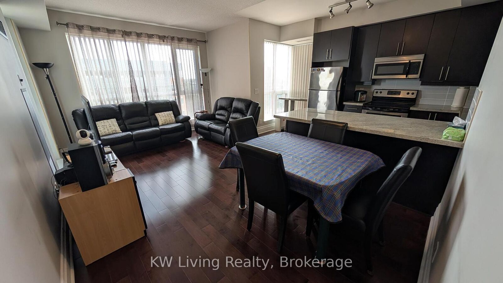 Property Photo: 21 Upper Duke Crescent 610B ON L6G 0B6