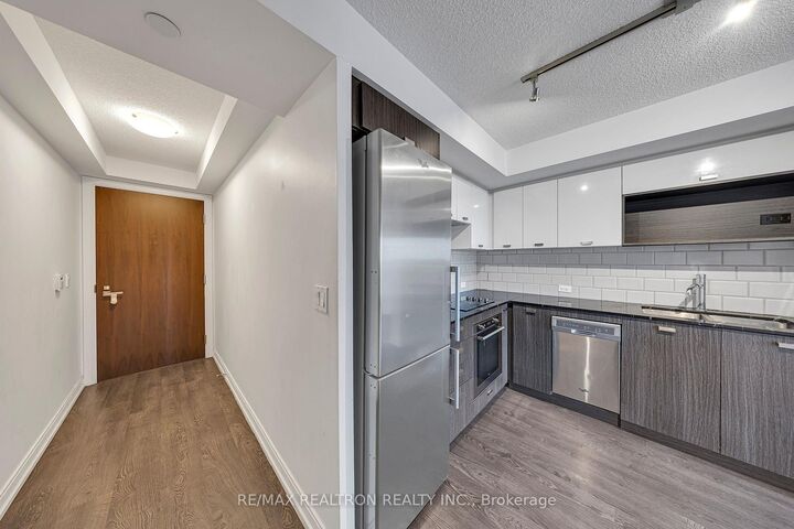 Property Photo:  255 Village Green Square 1405  ON M1S 0L7 