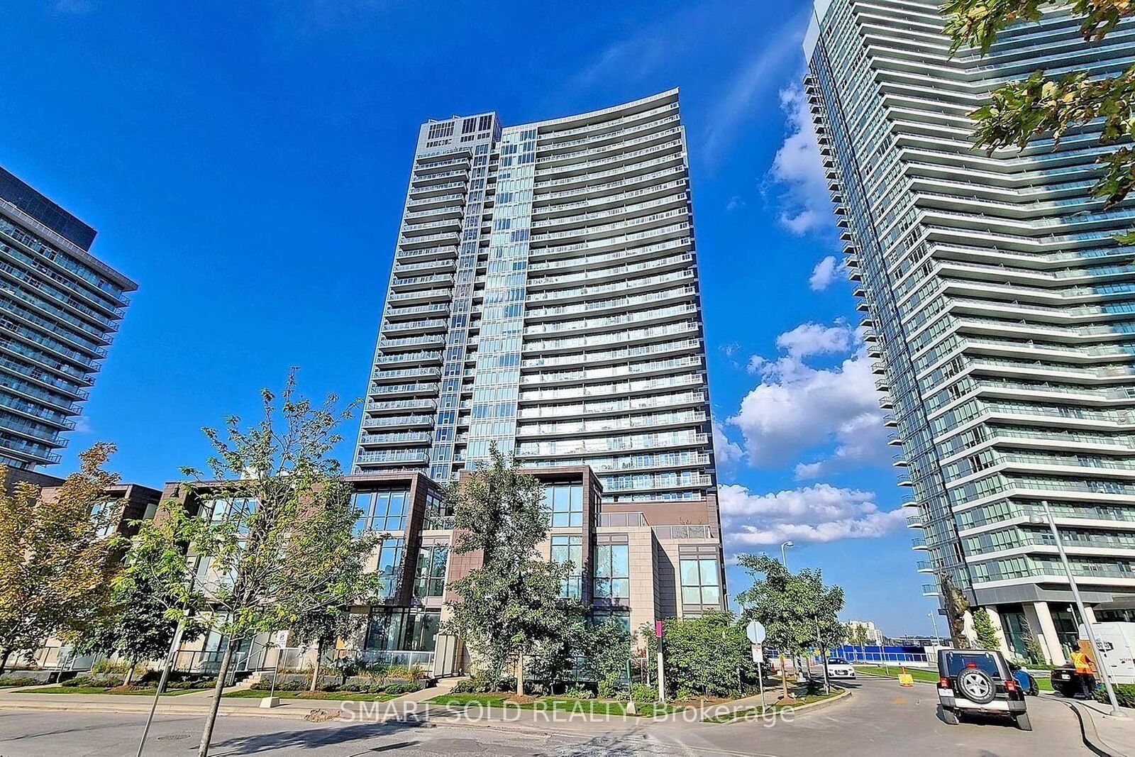 Property Photo: 121 McMahon Drive 3208 ON M2K 0C1