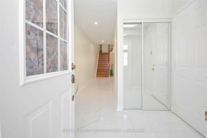 Property Photo:  22 Berkindale Court  ON L6Y 5G1 