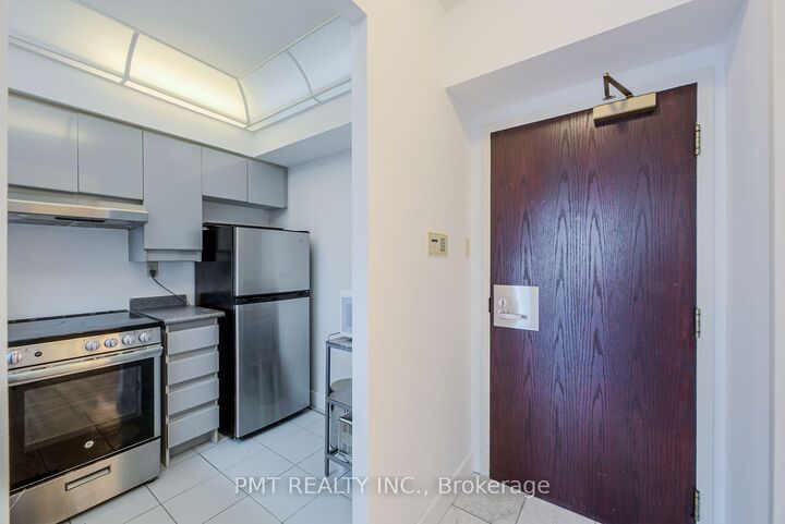 Property Photo: 736 Bay Street 1612 ON M5G 2M4