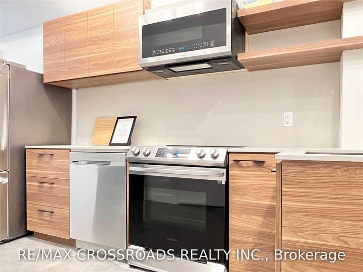 Property Photo:  3333 Dundas Street W 1B  ON M6P 2A6 